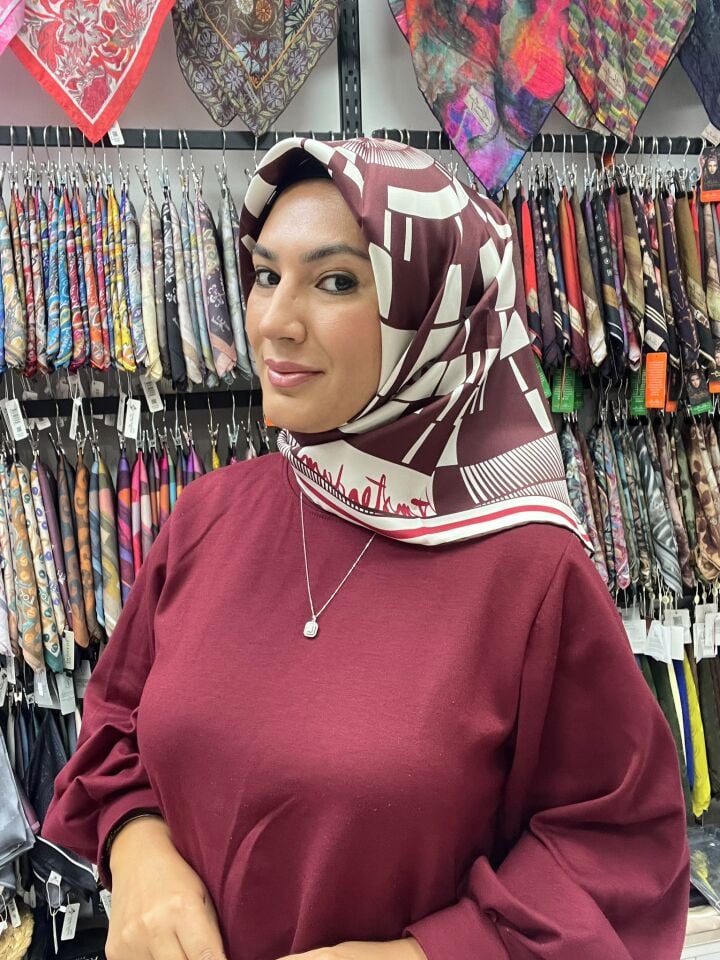 BELLİ GEOMETRİK DESEN TWİL İPEK EŞARP 1188 BORDO