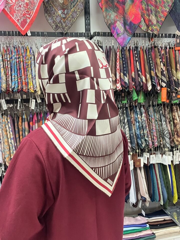BELLİ GEOMETRİK DESEN TWİL İPEK EŞARP 1188 BORDO