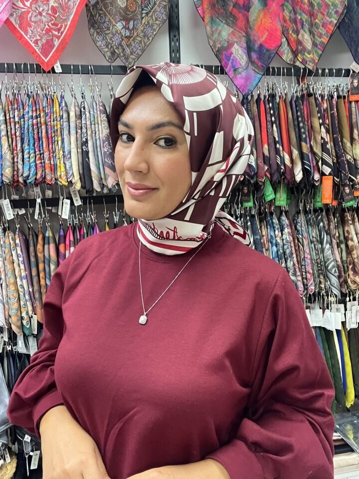 BELLİ GEOMETRİK DESEN TWİL İPEK EŞARP 1188 BORDO