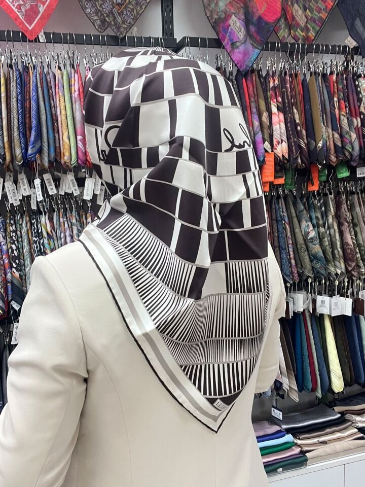 BELLİ PİANO DESEN TWİL İPEK EŞARP 1196 KAHVERENGİ