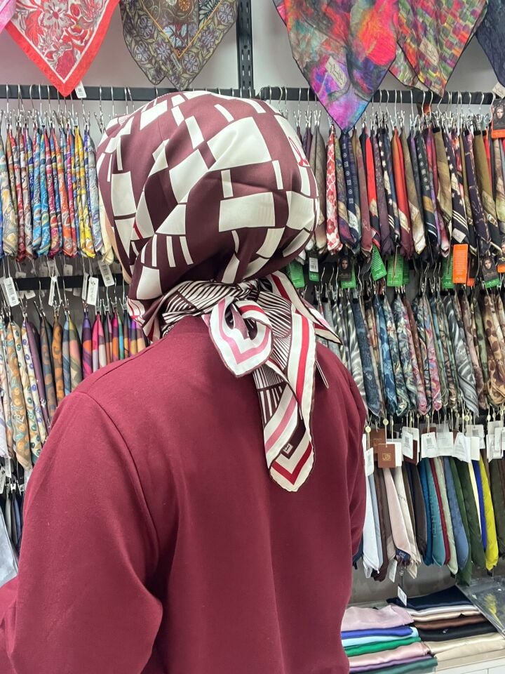 BELLİ PİANO DESEN TWİL İPEK EŞARP 1196 BORDO