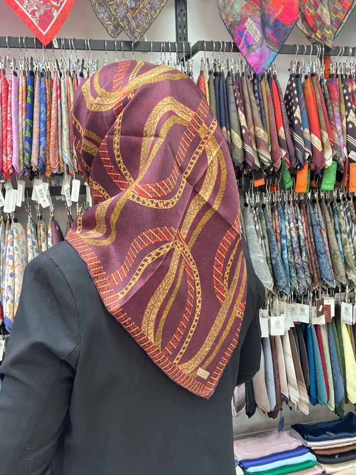 BELLİ GEOMETRİK DESEN TWİL İPEK EŞARP 1200 MÜRDÜM