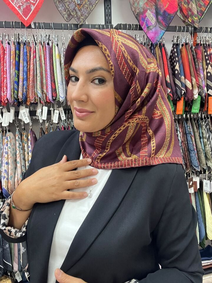 BELLİ GEOMETRİK DESEN TWİL İPEK EŞARP 1200 MÜRDÜM