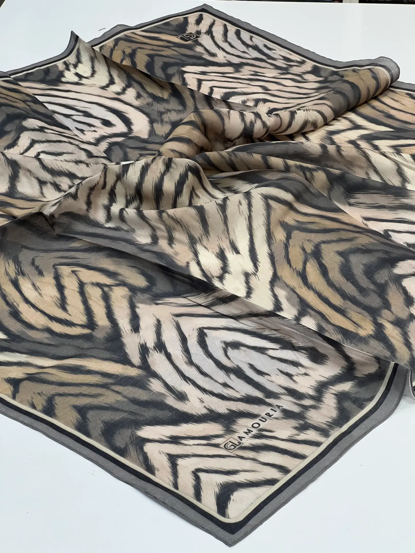 GLAMORİA ZEBRA DESEN MODAL İPEK EŞARP 1098 GRİ