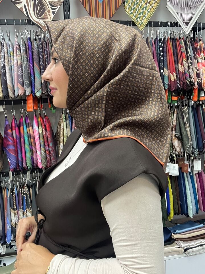 BELLİ MİNİMAL DESEN TWİL İPEK EŞARP 1218 SÜTLÜ KAHVE