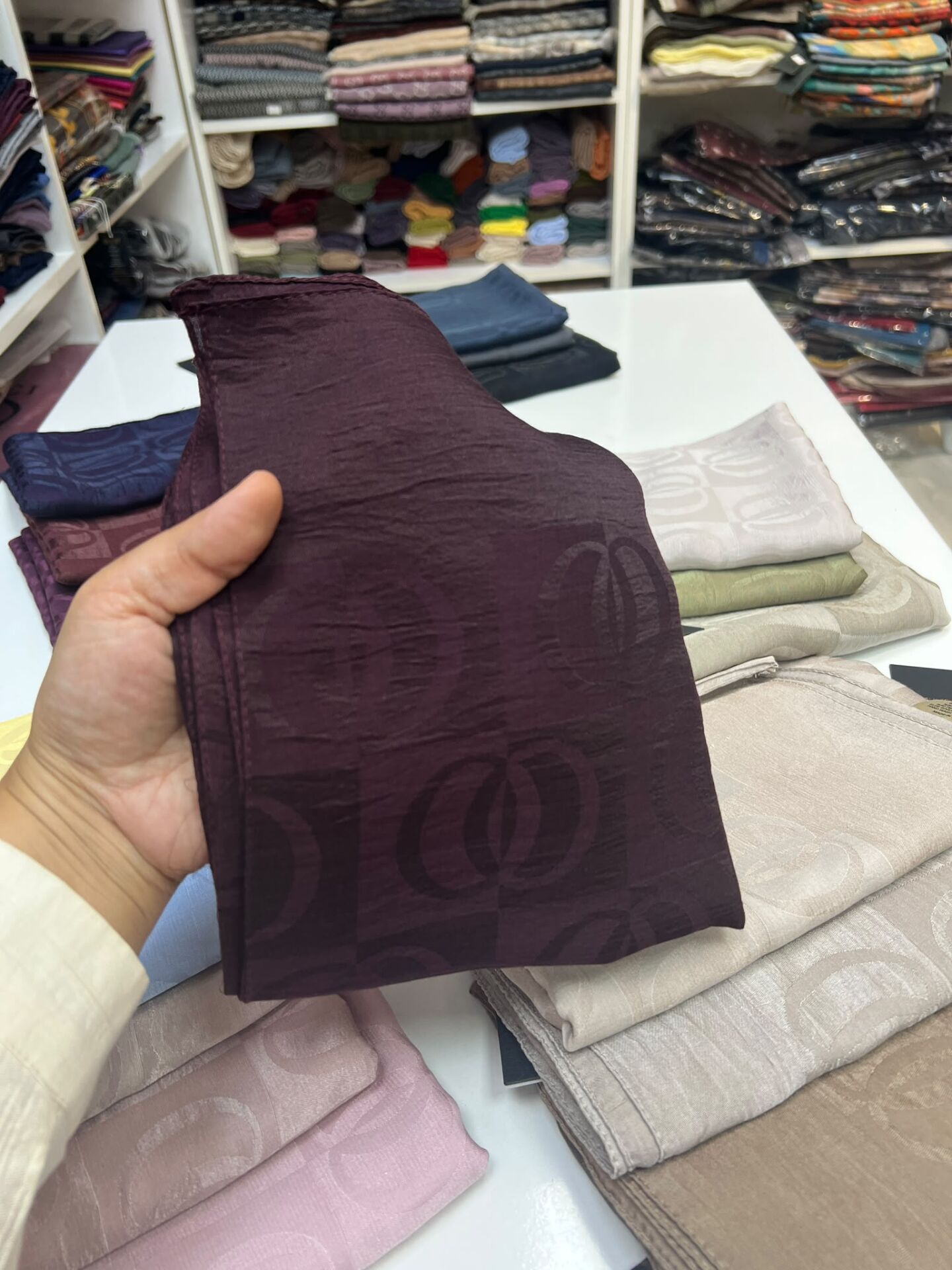 HALKA DESEN FLOŞLU ŞAL YAZLIK KUMAŞ 1058 KOYU MÜRDÜM